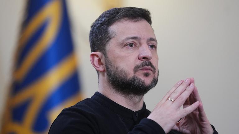 Der ukrainische Präsident Volodymyr Selenskyj in einer Ruhepose