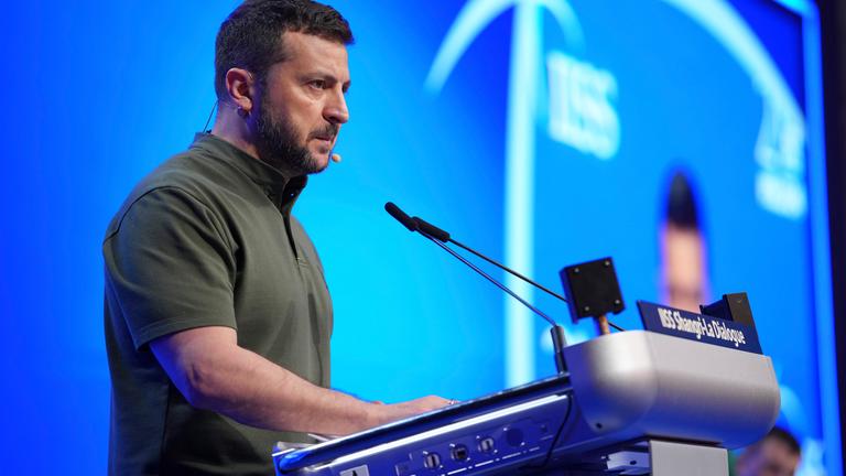 Wolodymyr Selenskyj, Präsident der Ukraine, spricht am 2. Juni 2024 auf dem 21. Shangri-La-Dialog in Singapur.