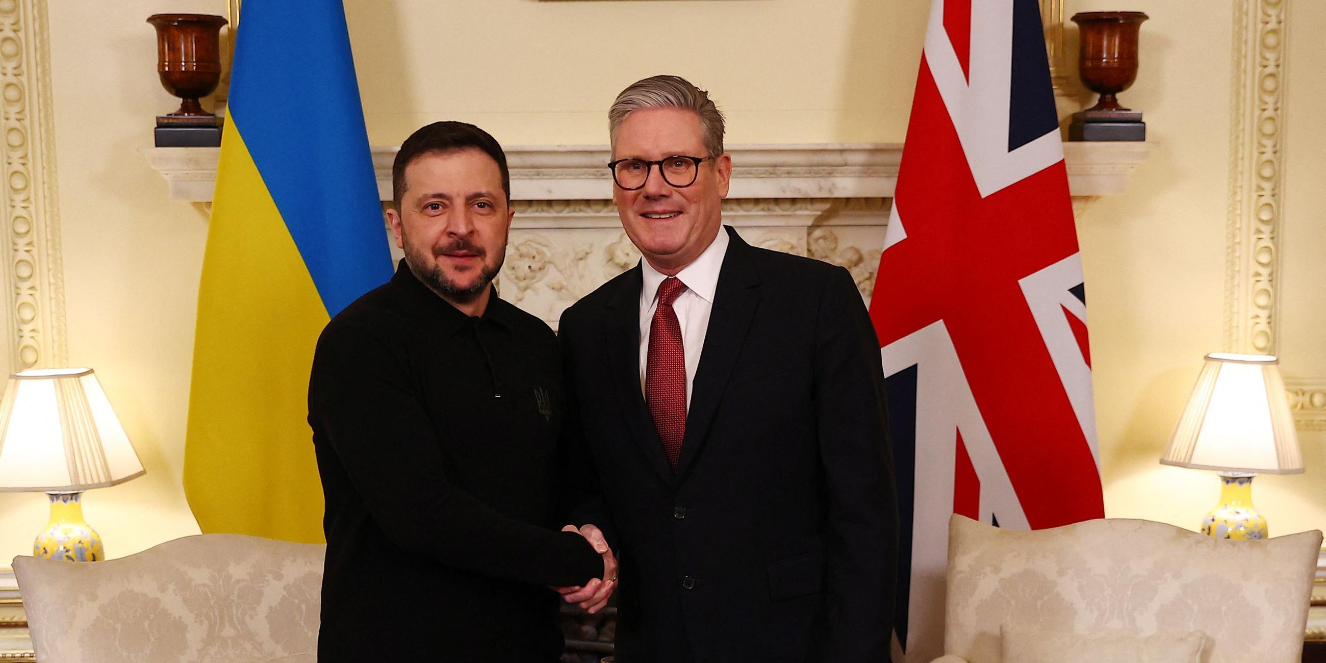 Wolodymyr Selensky und Keir Starmer reichen sich bei einem Meeting in London die Hand.
