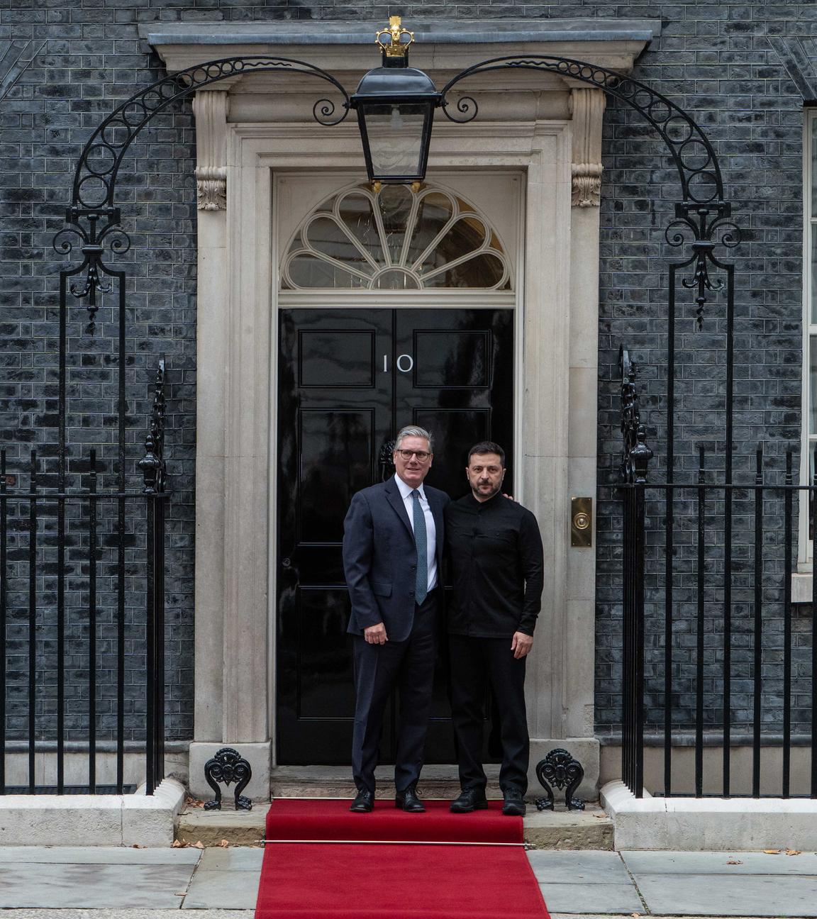 14. August 2025, London, England, Vereinigtes Königreich: Präsident Wolodymyr Selenskyj kommt in der Downing Street 10 in London an, wo ihn der britische Premierminister Keir Starmer auf den Stufen begrüßt.