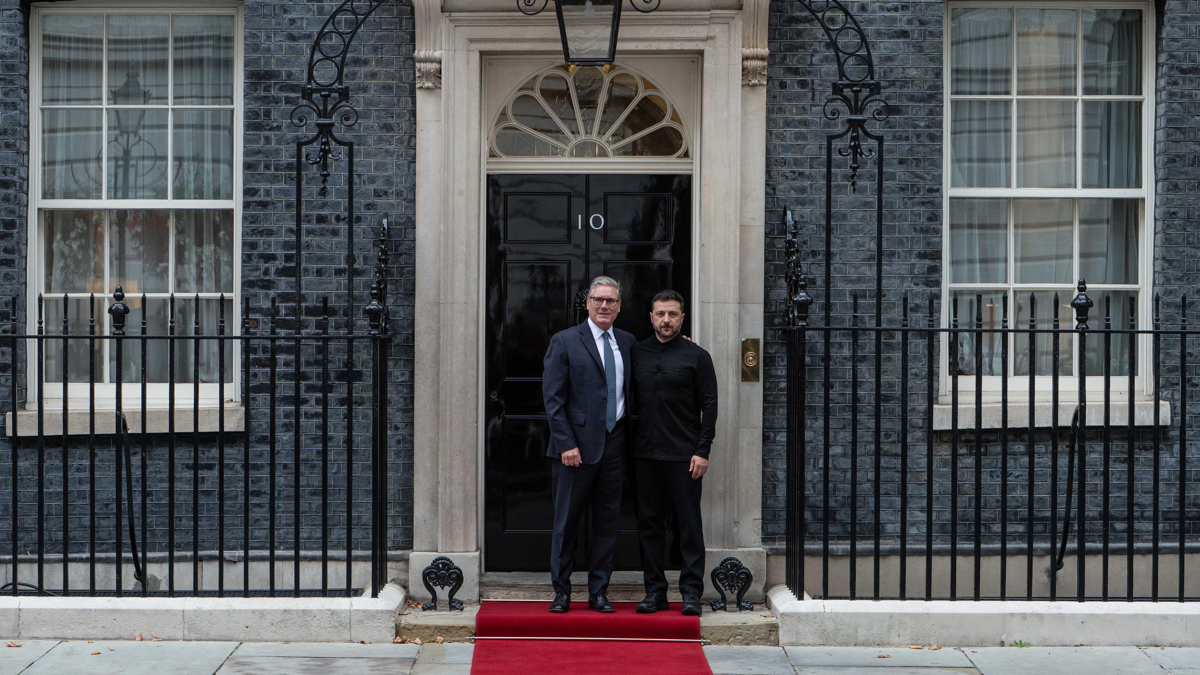14. August 2025, London, England, Vereinigtes Königreich: Präsident Wolodymyr Selenskyj kommt in der Downing Street 10 in London an, wo ihn der britische Premierminister Keir Starmer auf den Stufen begrüßt.