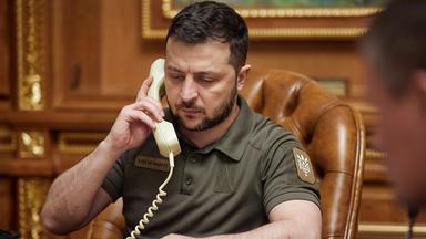 Wolodymyr Selenskyj spricht am Telefon
