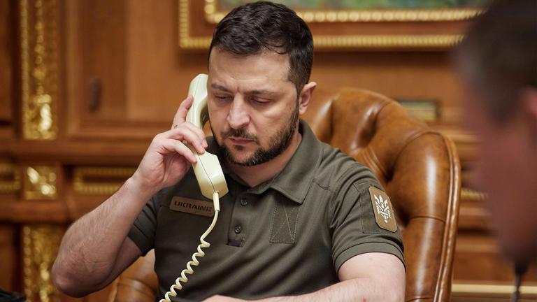 Wolodymyr Selenskyj spricht am Telefon