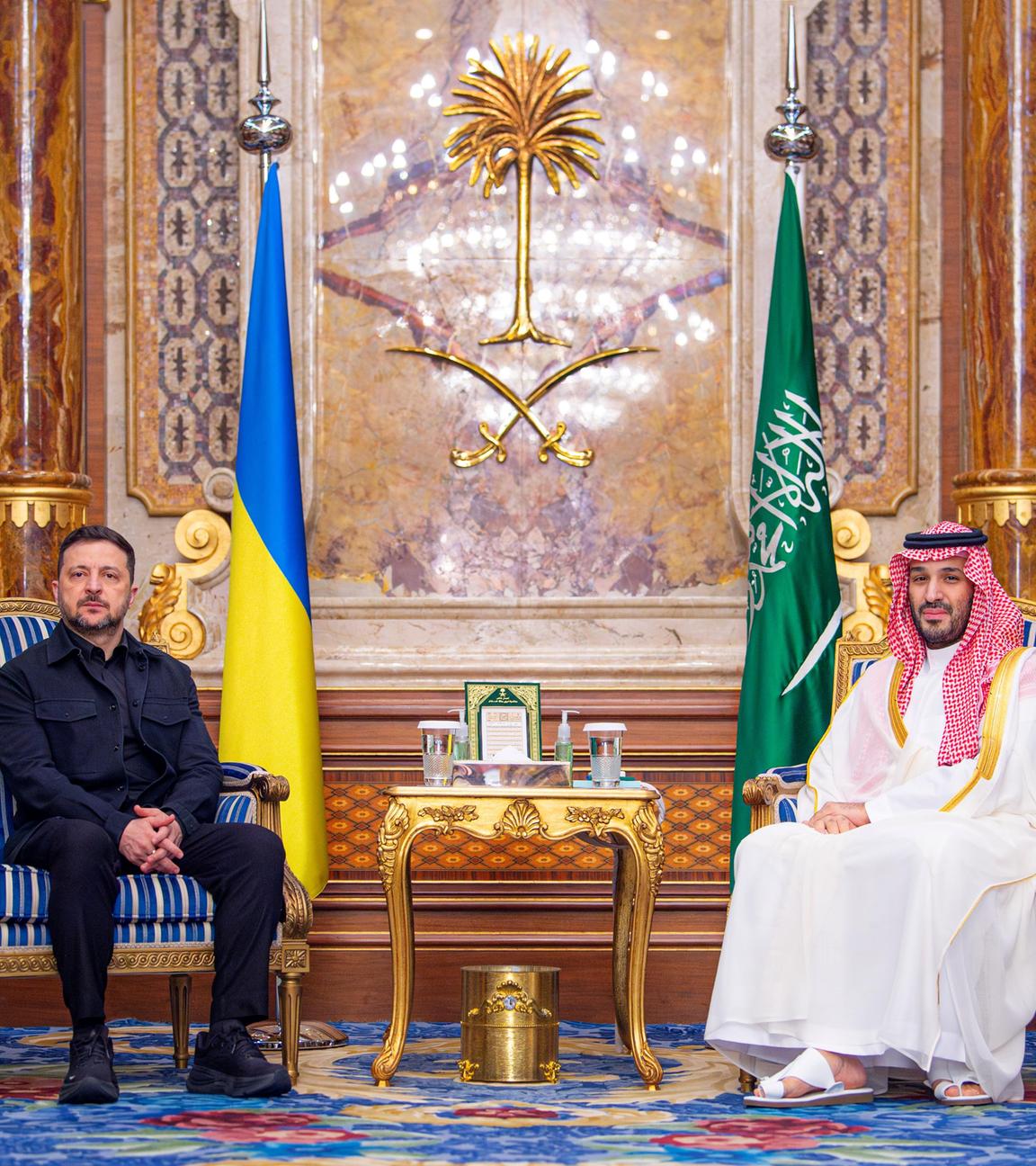  Mohammed bin Salman (r), Kronprinz von Saudi-Arabien, empfängt Wolodymyr Selenskyj, Präsident der Ukraine.