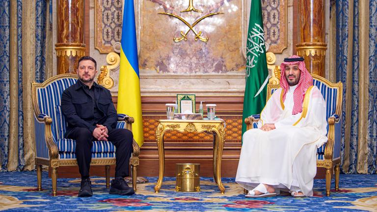  Mohammed bin Salman (r), Kronprinz von Saudi-Arabien, empfängt Wolodymyr Selenskyj, Präsident der Ukraine.