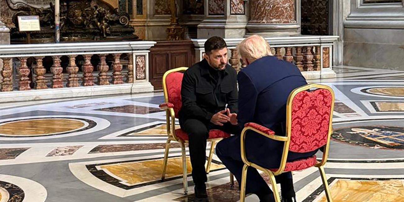 Der ukrainische Präsident Wolodymyr Selenskyj (links) trifft sich mit US-Präsident Donald Trump (rechts) am Rande der Beerdigung von Papst Franziskus im Petersdom im Vatikan.