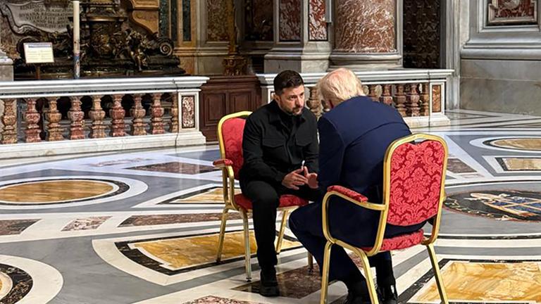 Der ukrainische Präsident Wolodymyr Selenskyj (links) trifft sich mit US-Präsident Donald Trump (rechts) am Rande der Beerdigung von Papst Franziskus im Petersdom im Vatikan.