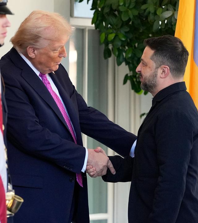 US-Präsident Donald Trump begrüßt den ukrainischen Präsidenten Selenskyj vor dem Weißen Haus. 