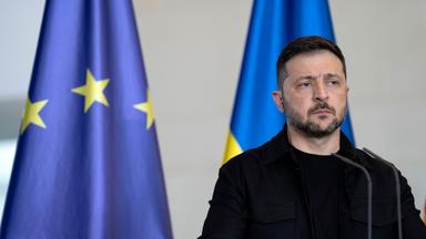 Auf dem Bild ist der ukrainische Präsident auf einer Pressekonferenz zu sehen.