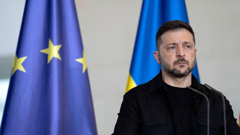 Auf dem Bild ist der ukrainische Präsident auf einer Pressekonferenz zu sehen.