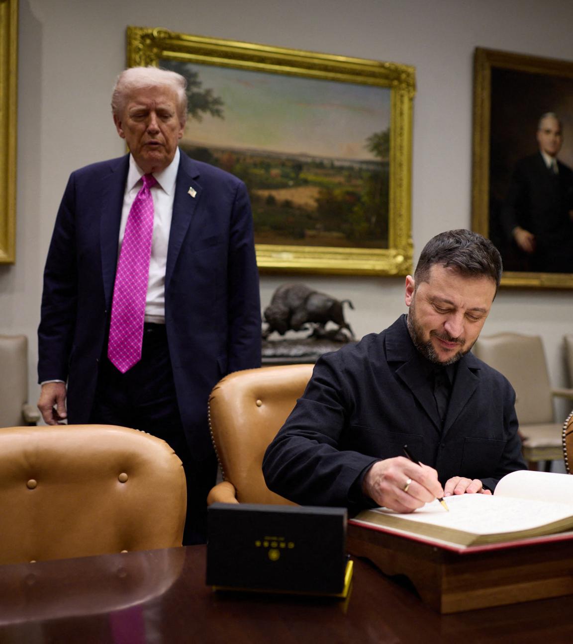 Le président Donald Trump reçoit le président ukrainien Volodymyr Zelensky à la Maison Blanche à Washington.