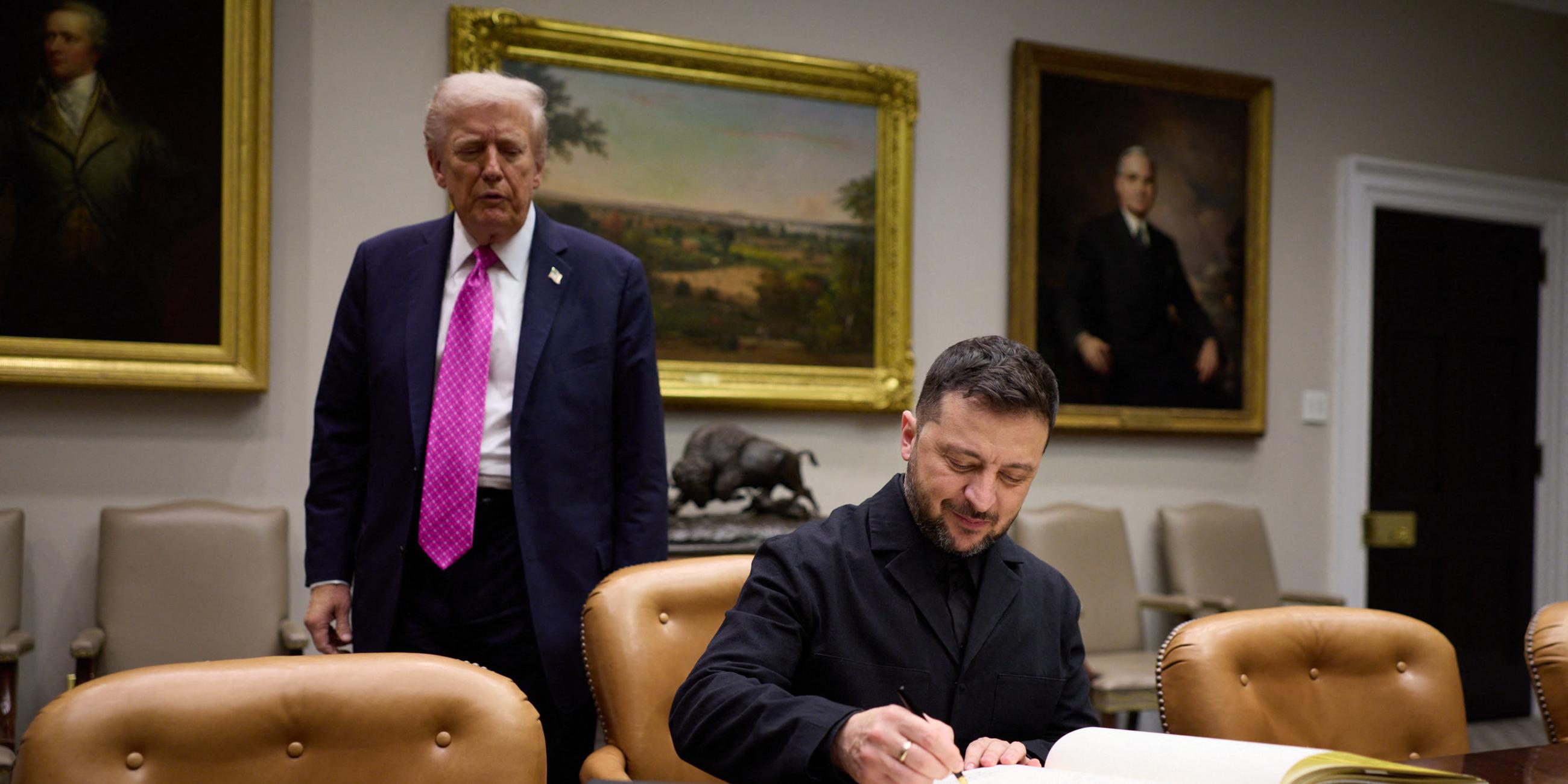 Le président Donald Trump reçoit le président ukrainien Volodymyr Zelensky à la Maison Blanche à Washington.