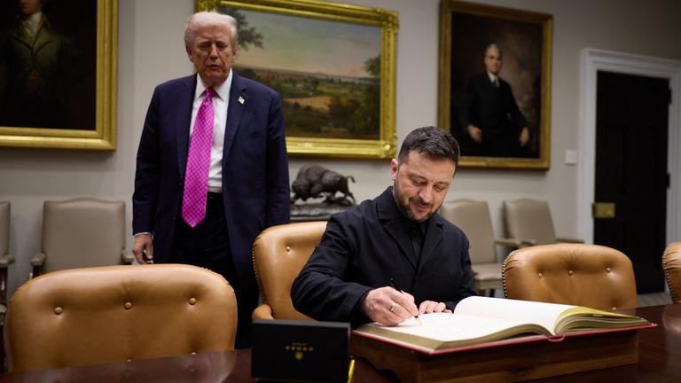 Le président Donald Trump reçoit le président ukrainien Volodymyr Zelensky à la Maison Blanche à Washington.