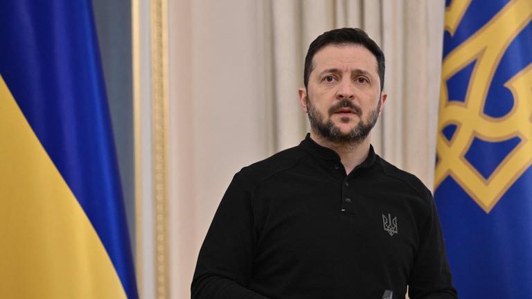 Präsident Selenskyj während einer Pressekonferenz in Kyjiw.