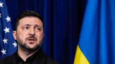 Wolodymyr Selenskyj, Präsident der Ukraine, spricht während einer gemeinsamen Pressekonferenz mit US-Präsident Trump.