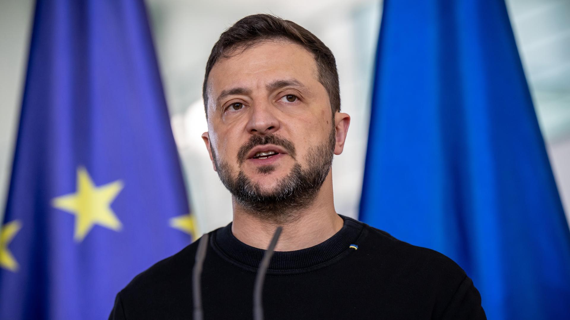 Der ukrainische Präsident Wolodymyr Selenskyj vor dem Bundeskanzleramt in Berlin