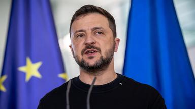 Der ukrainische Präsident Wolodymyr Selenskyj vor dem Bundeskanzleramt in Berlin