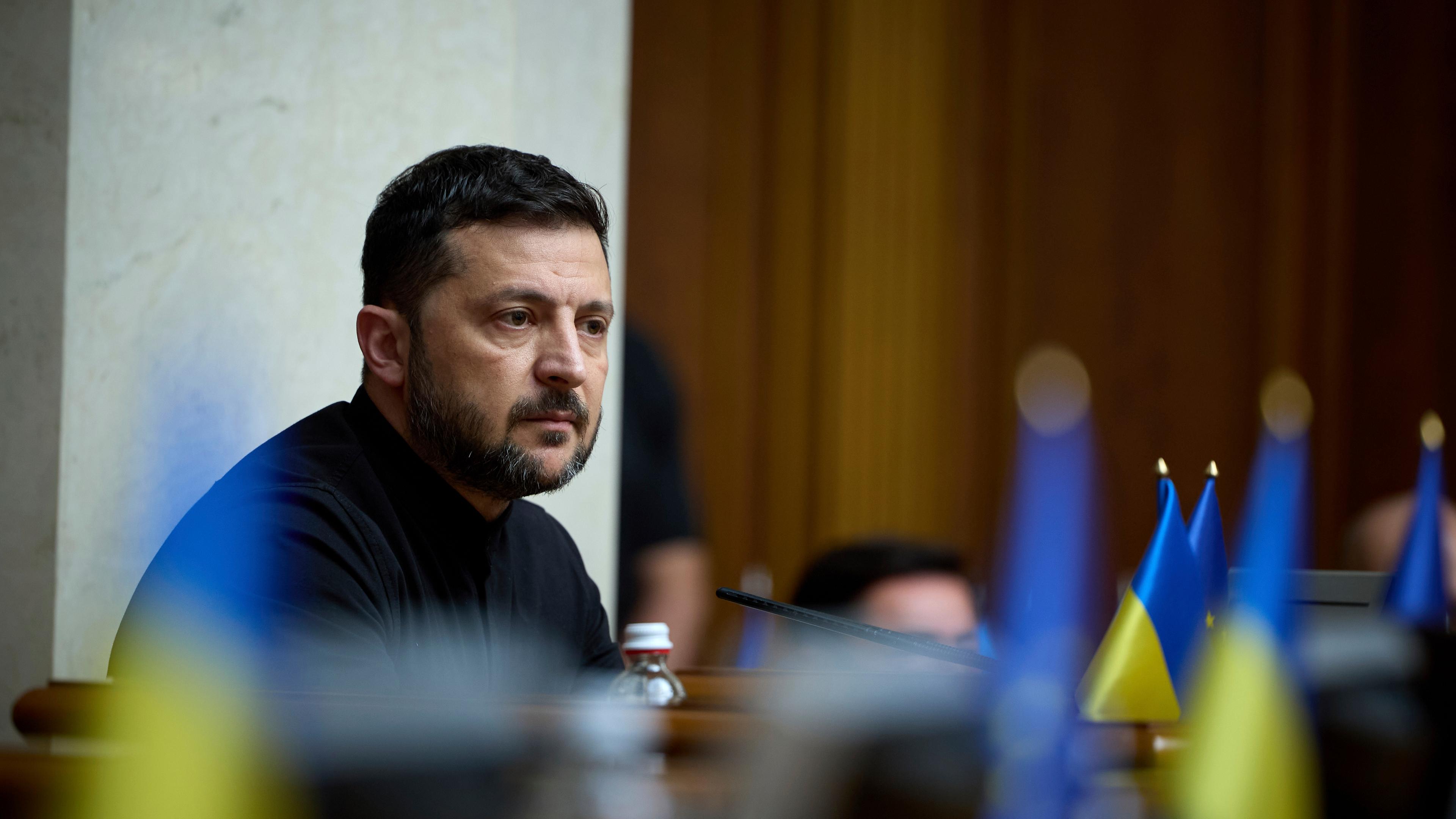 Der ukrainische Präsident Wolodymyr Selenskyj nimmt an der Parlamentssitzung teil.