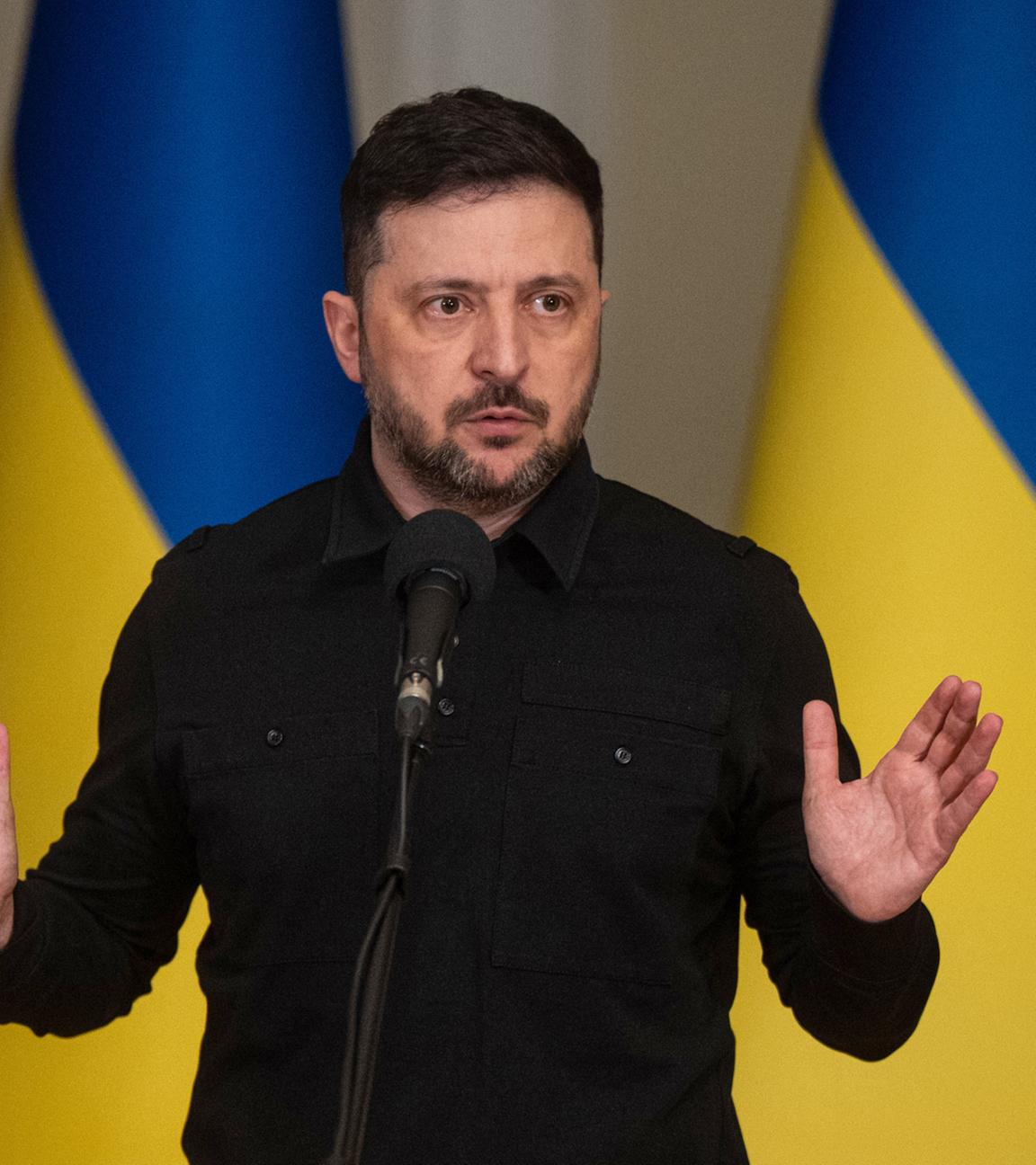 Der ukrainische Präsident Selenskyj spricht während einer Pressekonferenz in Kiew.
