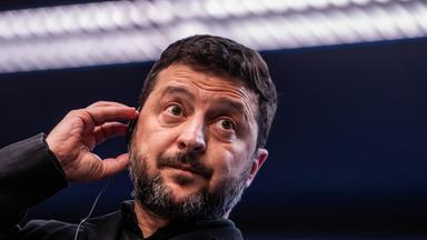 16.10.2026, Belgien, Brüssel: Wolodymyr Selenskyj, Präsident der Ukraine, spricht bei einer Pressekonferenz beim EU-Gipfel.
