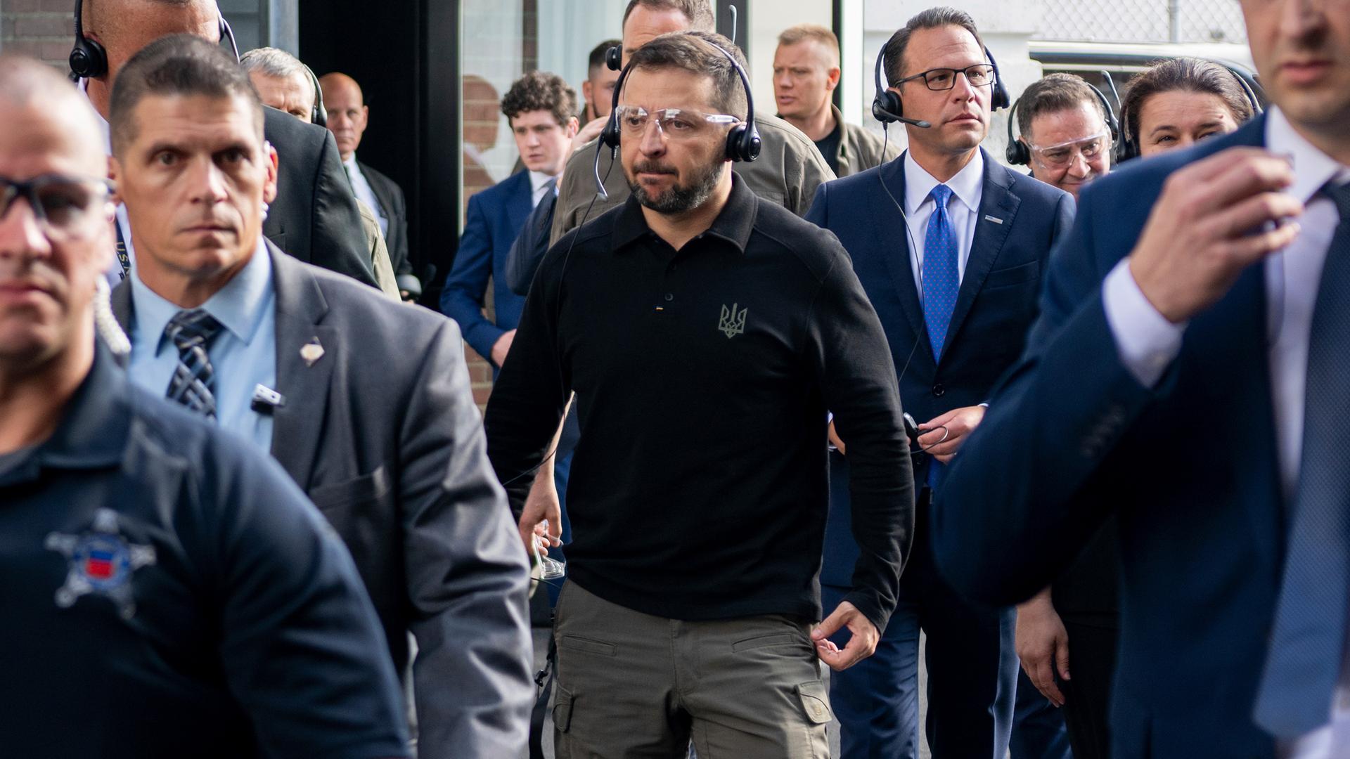 Der ukrainische Präsident Selenskyj besichtigt eine Munitionsfabrik in den USA