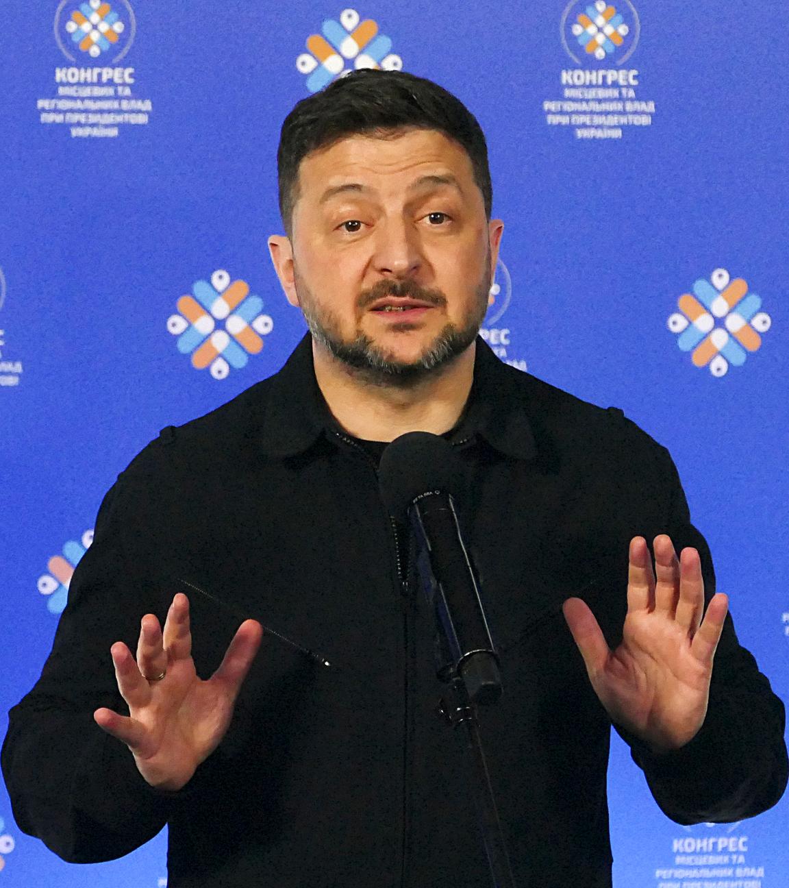 Der ukrainische Präsident Wolodymyr Selenskyj spricht während einer Sitzung des Kongresses der lokalen und regionalen Behörden in Uschhorod, Westukraine, am 9. April 2026 inmitten der russischen Invasion.