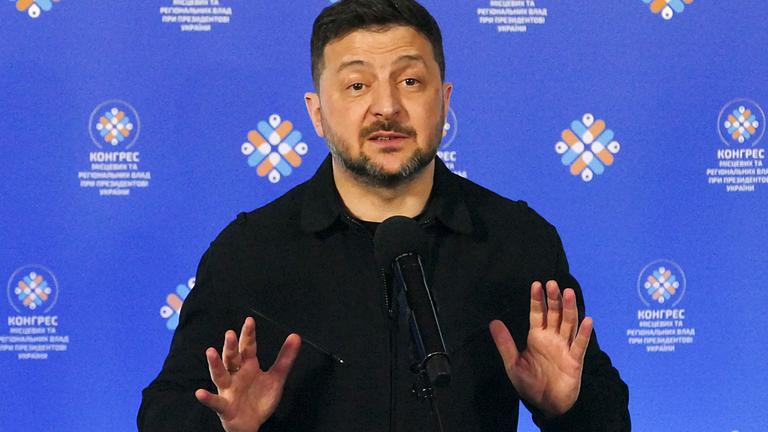 Der ukrainische Präsident Wolodymyr Selenskyj spricht während einer Sitzung des Kongresses der lokalen und regionalen Behörden in Uschhorod, Westukraine, am 9. April 2026 inmitten der russischen Invasion.