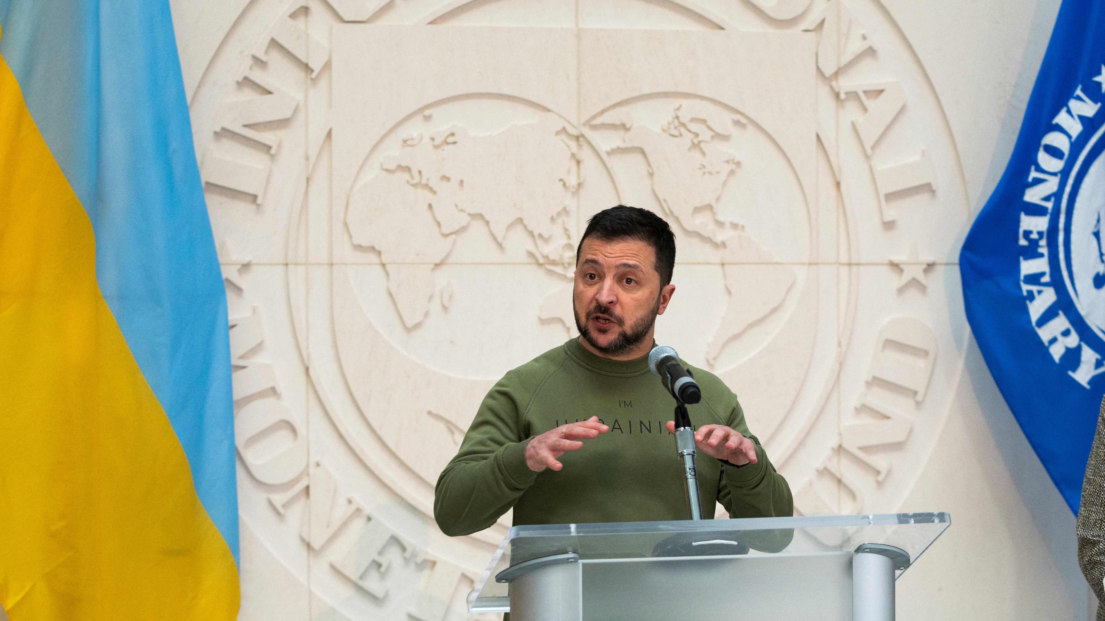 Wolodomir Selenskyj an einem Rednerpult
