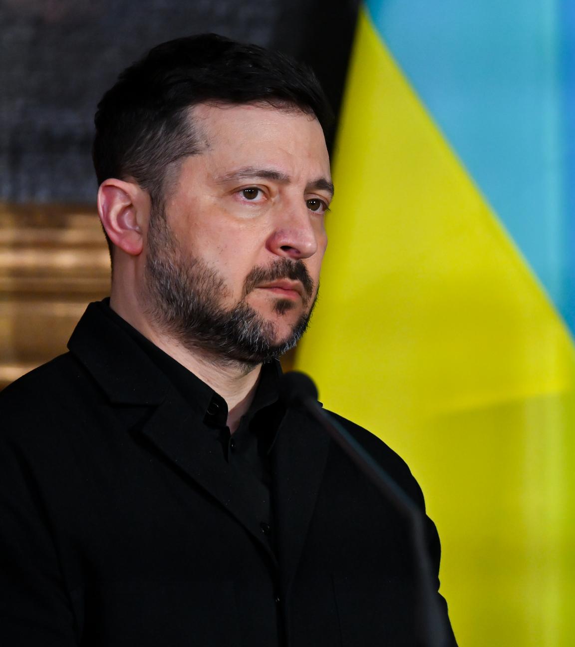 Wolodymyr Selenskyj, Präsident der Ukraine, steht in der Residenz vor der Verleihung des Ewald-von-Kleist-Preis. 