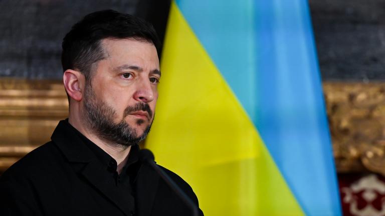 Wolodymyr Selenskyj, Präsident der Ukraine, steht in der Residenz vor der Verleihung des Ewald-von-Kleist-Preis. 