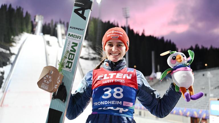 Skispringerin Selina Freitag jubelt über WM-Silber von der Großschanze in Trondheim