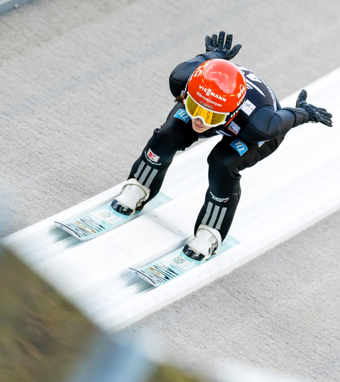 Selina Freitag (Deutschland) in der Qualifikation auf der Gross-Titlis-Schanze beim Skisprung-Weltcup der Frauen.