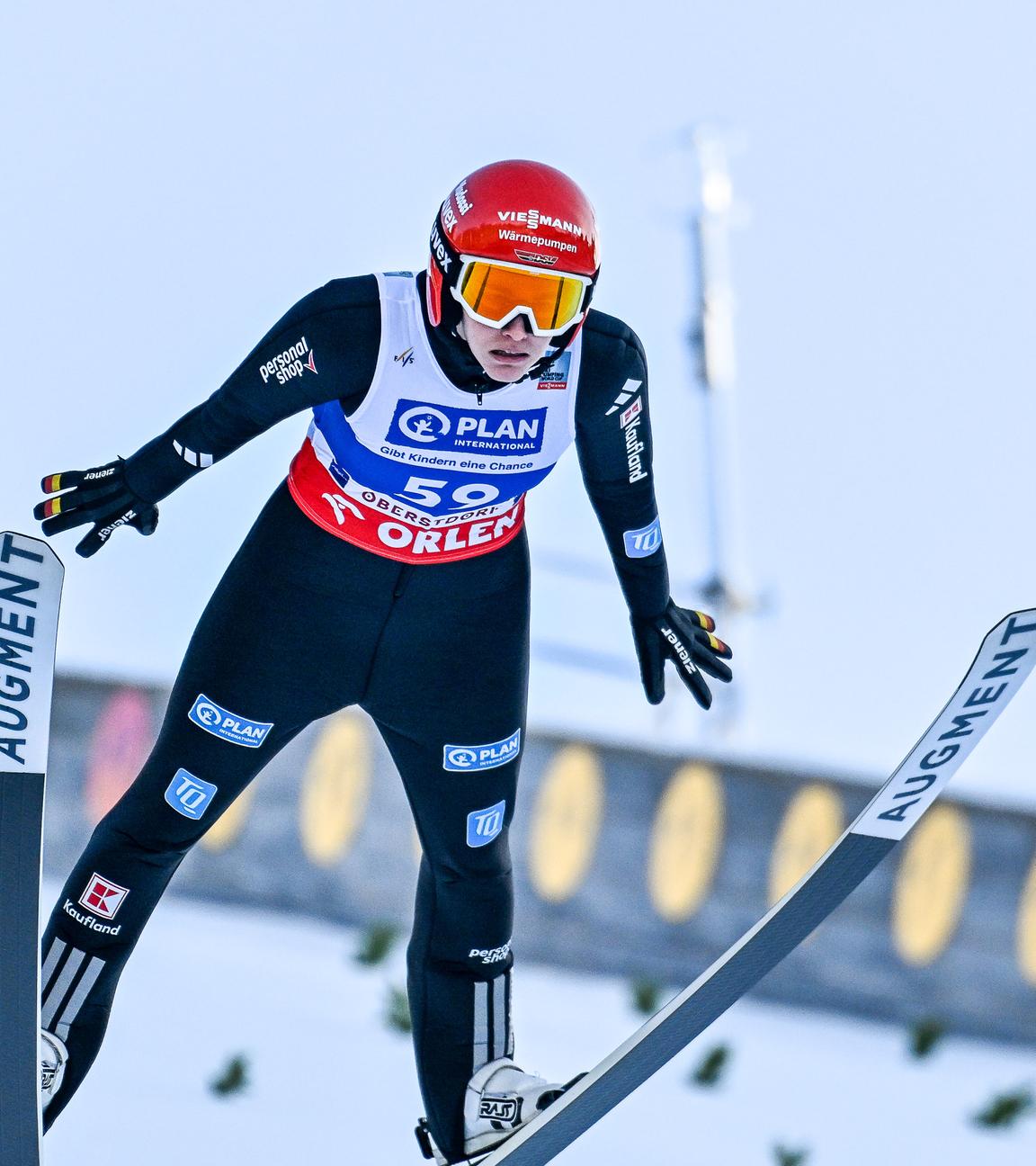 Die deutsche Skispringerin Selina Freitag befindet sich im Flug nach ihrem Absprung bei der Two Nights Tour in Oberstdorf