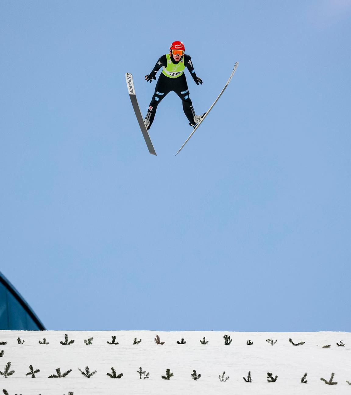 Die deutsche Skispringerin Selina Freitag nach dem Absprung beim FIS Ski Jumping World Cup 2025-26 in Zhangjiakou