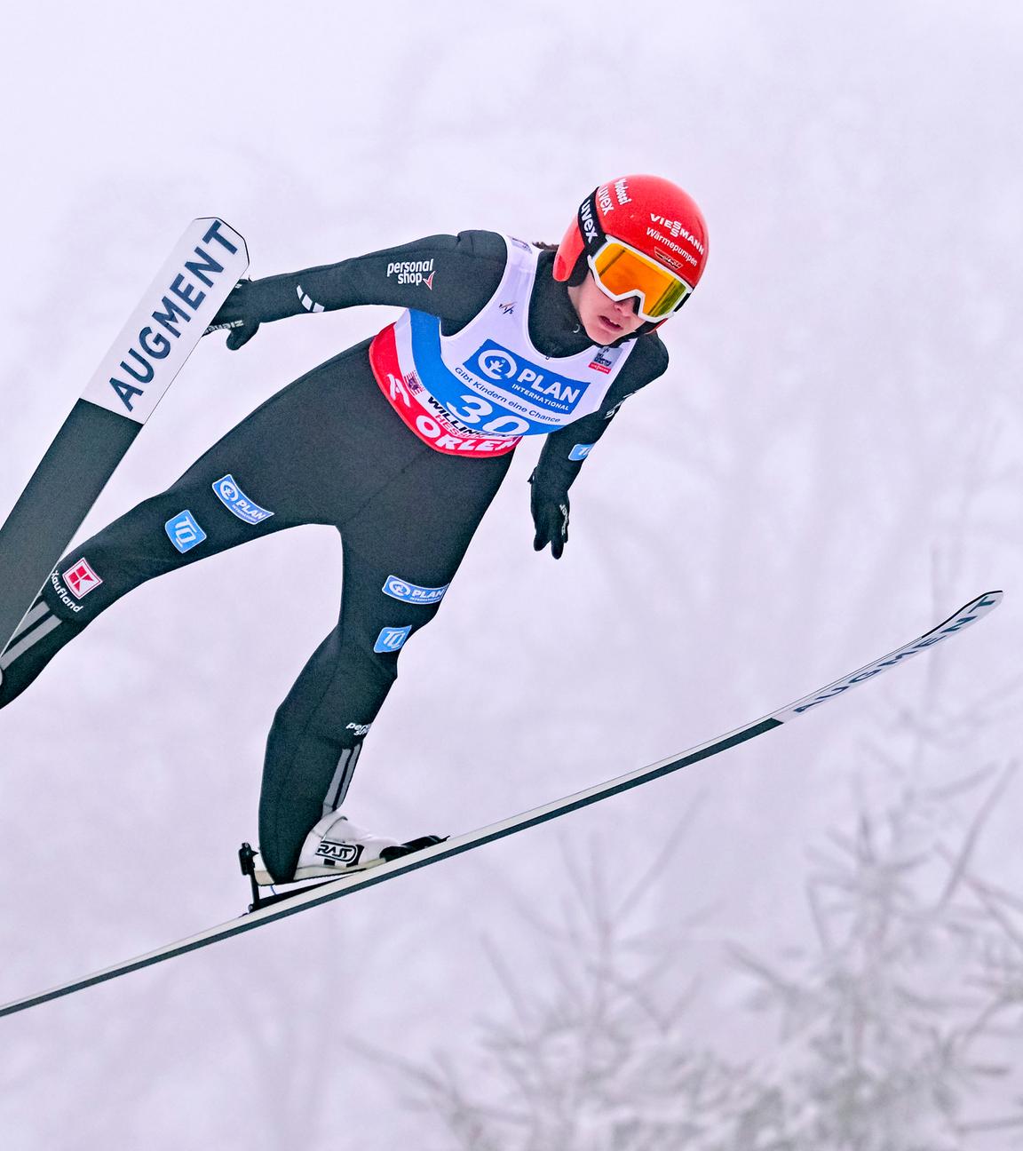 Die deutsche Skispringerin Selina Freitag befindet sich beim FIS Ski Jumping World Cup 2025-26 in Willingen nach dem Absprung in der Luft