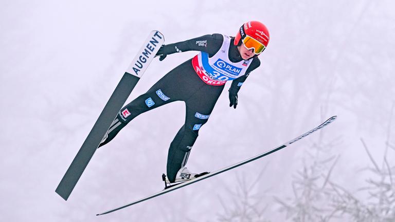 Die deutsche Skispringerin Selina Freitag befindet sich beim FIS Ski Jumping World Cup 2025-26 in Willingen nach dem Absprung in der Luft