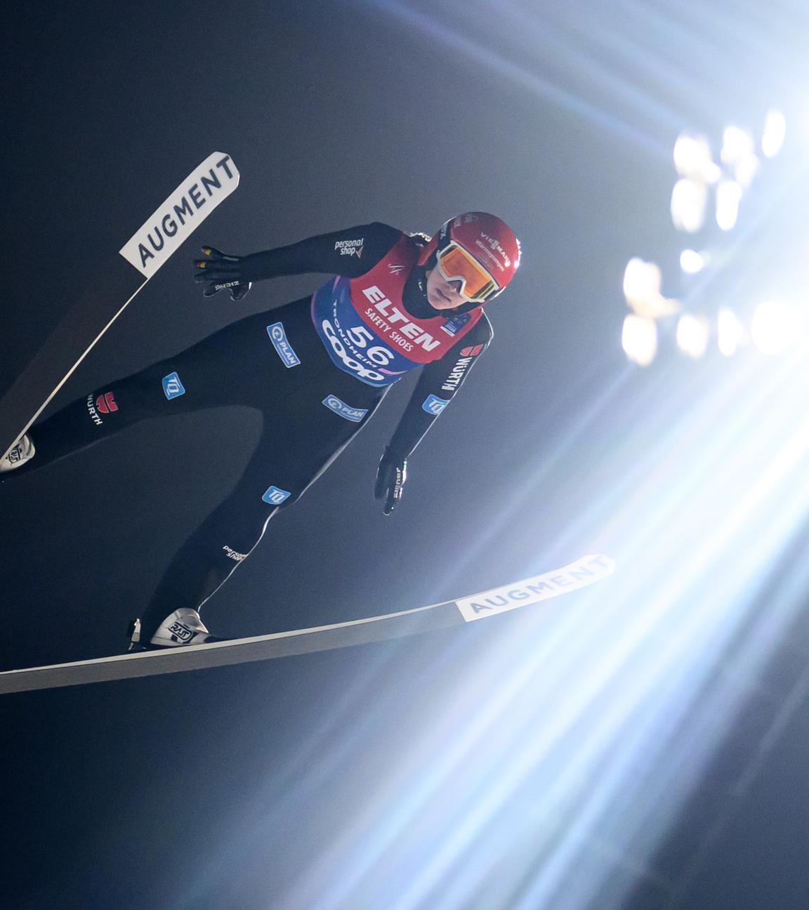 Weltmeisterschaft, Skispringen - Großschanze in Trondheim, Frauen, Qualifikation. Selina Freitag springt bei Flutlicht von der Schanze.