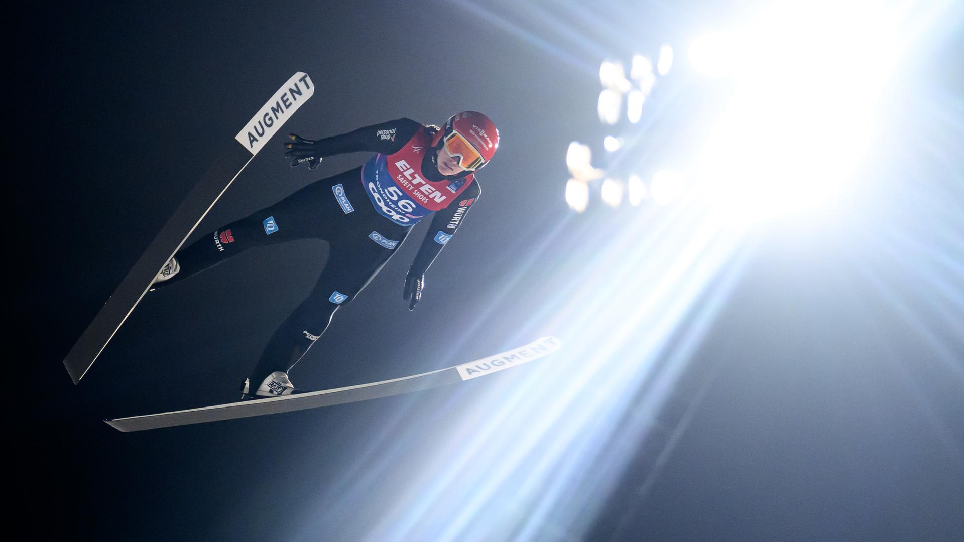 Weltmeisterschaft, Skispringen - Großschanze in Trondheim, Frauen, Qualifikation. Selina Freitag springt bei Flutlicht von der Schanze.