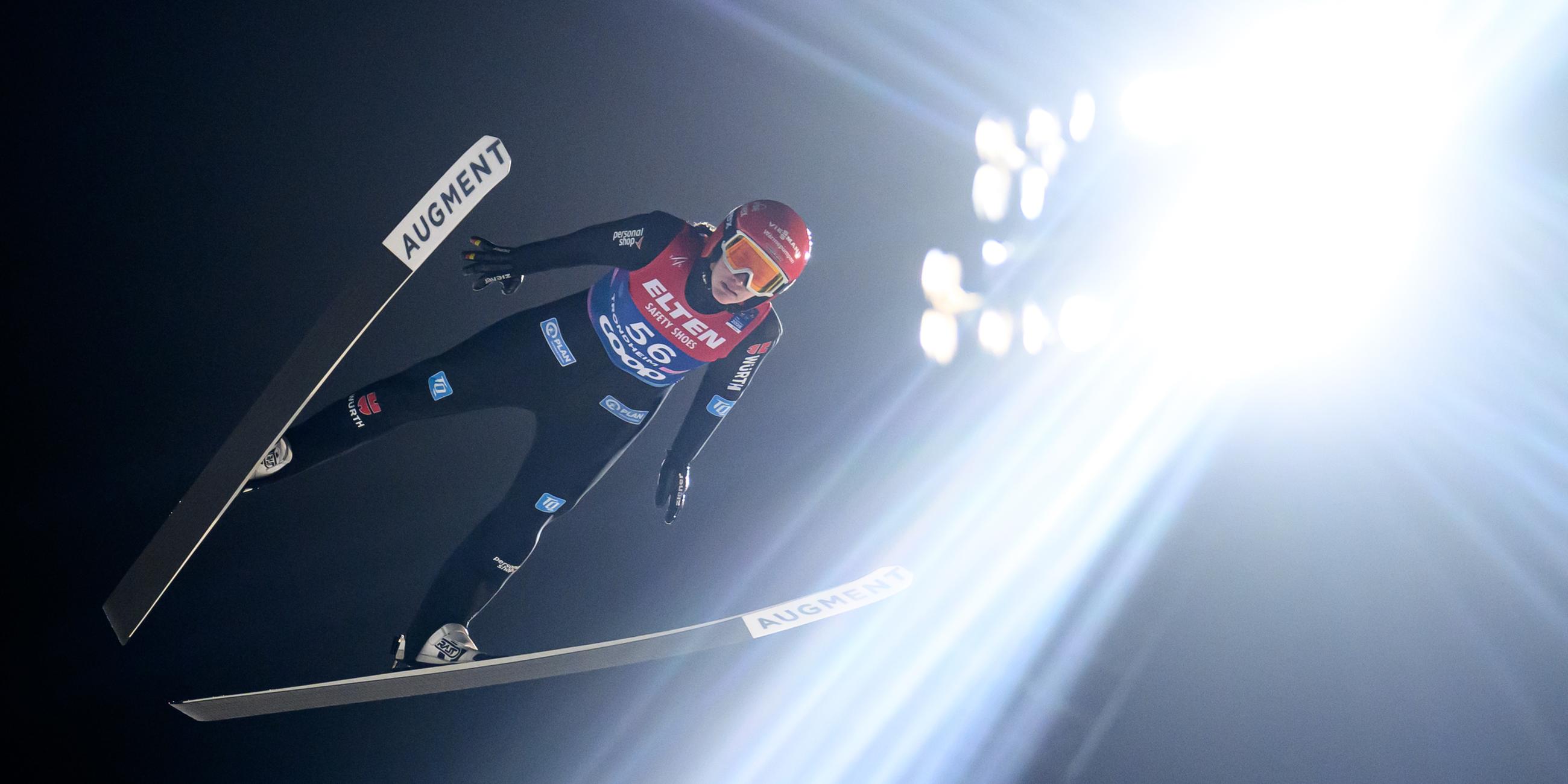 Weltmeisterschaft, Skispringen - Großschanze in Trondheim, Frauen, Qualifikation. Selina Freitag springt bei Flutlicht von der Schanze.