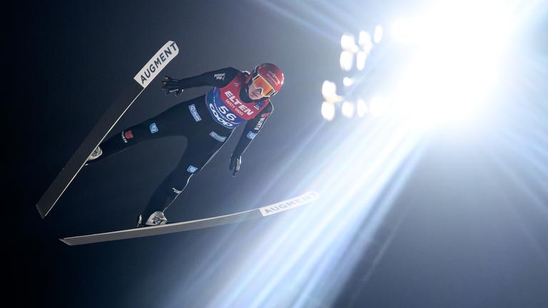 Weltmeisterschaft, Skispringen - Großschanze in Trondheim, Frauen, Qualifikation. Selina Freitag springt bei Flutlicht von der Schanze.