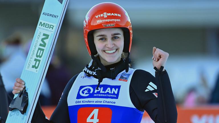 Die deutsche Skispringerin Selina Freitag jubelt bei der Two Nights Tour im Damenskispringen in Garmisch-Partenkirchen