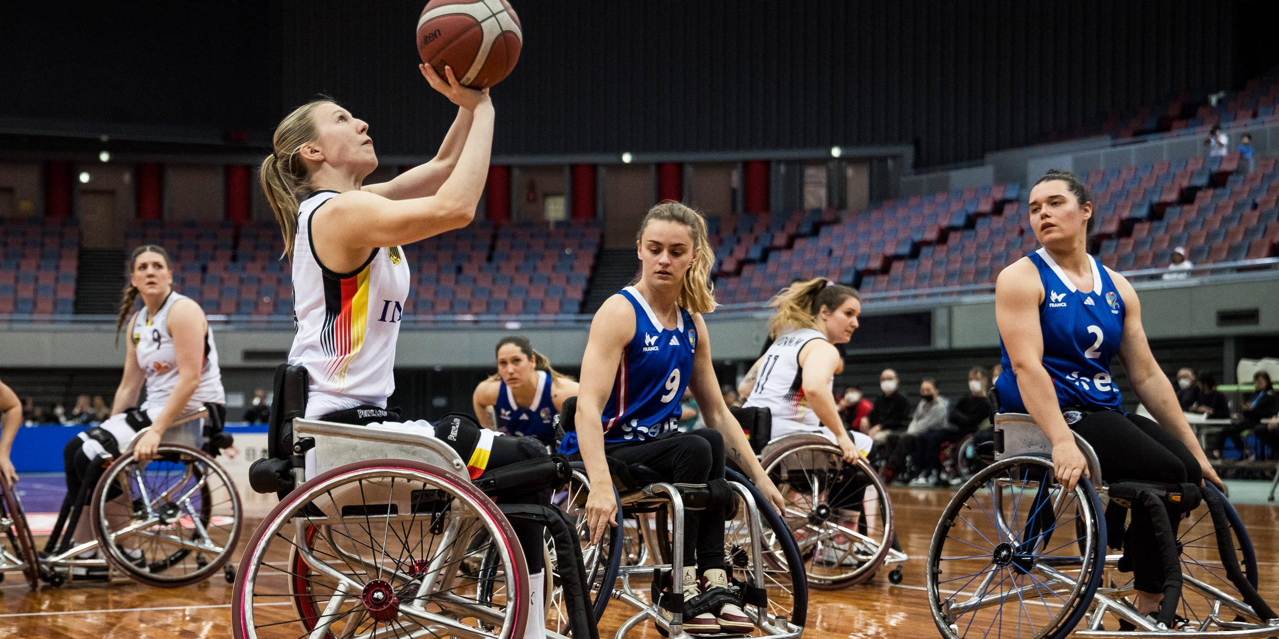 Lilly Sellak beim Wurf im Wurf im Spiel gegen Frankreich
