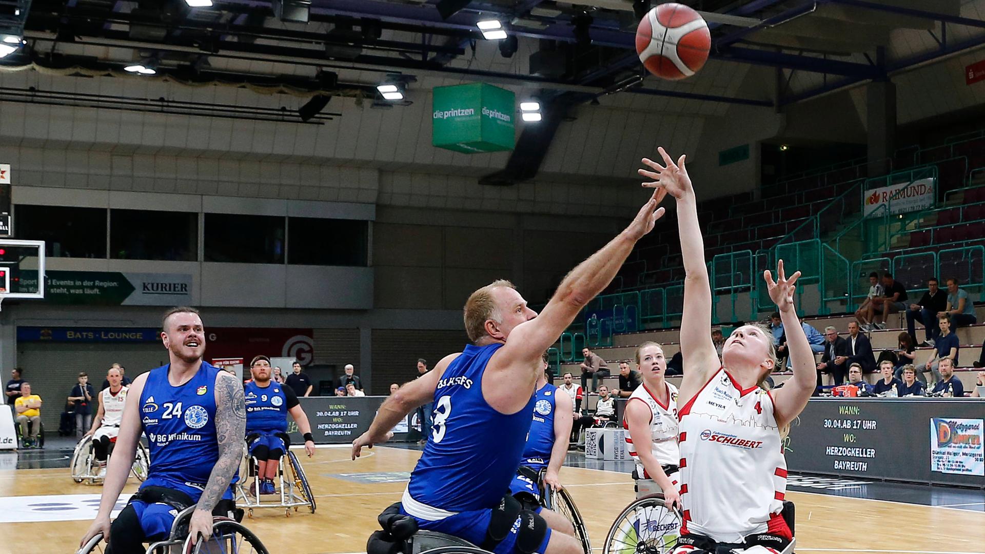 Rollstuhlbasketball, 2. Bundesliga, Top-Four-Finale in Bayreuth, Saison 2023/2024, RSV Bayreuth gegen BG Baskets Hamburg: Lilly Sellak (RSV Bayreuth/rechts) kämpft gegen Nikolaus Classen um den Ball