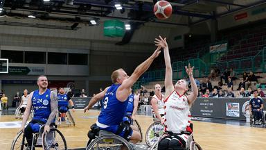 Rollstuhlbasketball, 2. Bundesliga, Top-Four-Finale in Bayreuth, Saison 2023/2024, RSV Bayreuth gegen BG Baskets Hamburg: Lilly Sellak (RSV Bayreuth/rechts) kämpft gegen Nikolaus Classen um den Ball