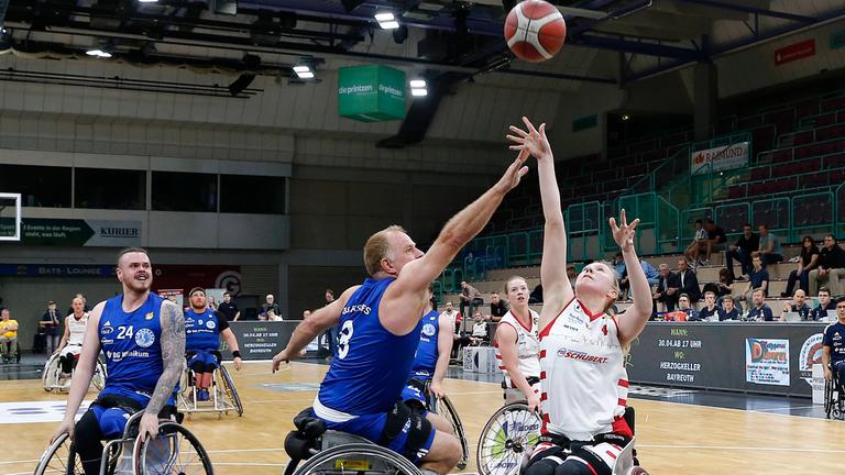 Rollstuhlbasketball, 2. Bundesliga, Top-Four-Finale in Bayreuth, Saison 2023/2024, RSV Bayreuth gegen BG Baskets Hamburg: Lilly Sellak (RSV Bayreuth/rechts) kämpft gegen Nikolaus Classen um den Ball