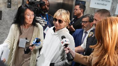 Schauspielerin Selma Blair verlässt umgeben von Jouranlisten ein Gebäude. 