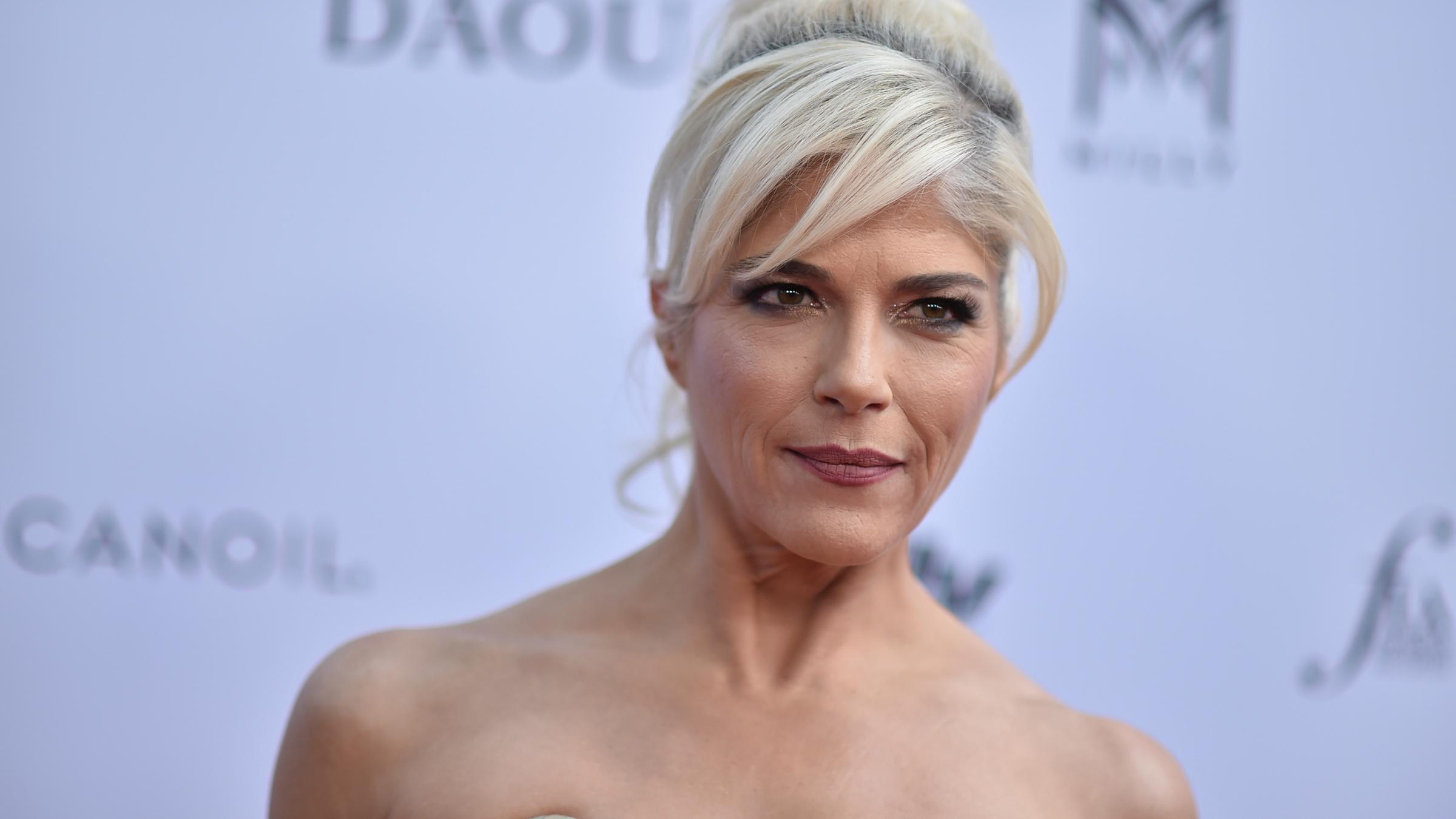 Die Symptome der an Multipler Sklerose erkrankten US-Schauspielerin Selma Blair sind ihr zufolge weniger geworden. "Mir geht es erstaunlich gut", sagte sie der Zeitschrift "People".