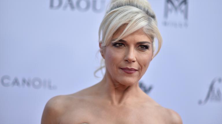 Die Symptome der an Multipler Sklerose erkrankten US-Schauspielerin Selma Blair sind ihr zufolge weniger geworden. "Mir geht es erstaunlich gut", sagte sie der Zeitschrift "People".