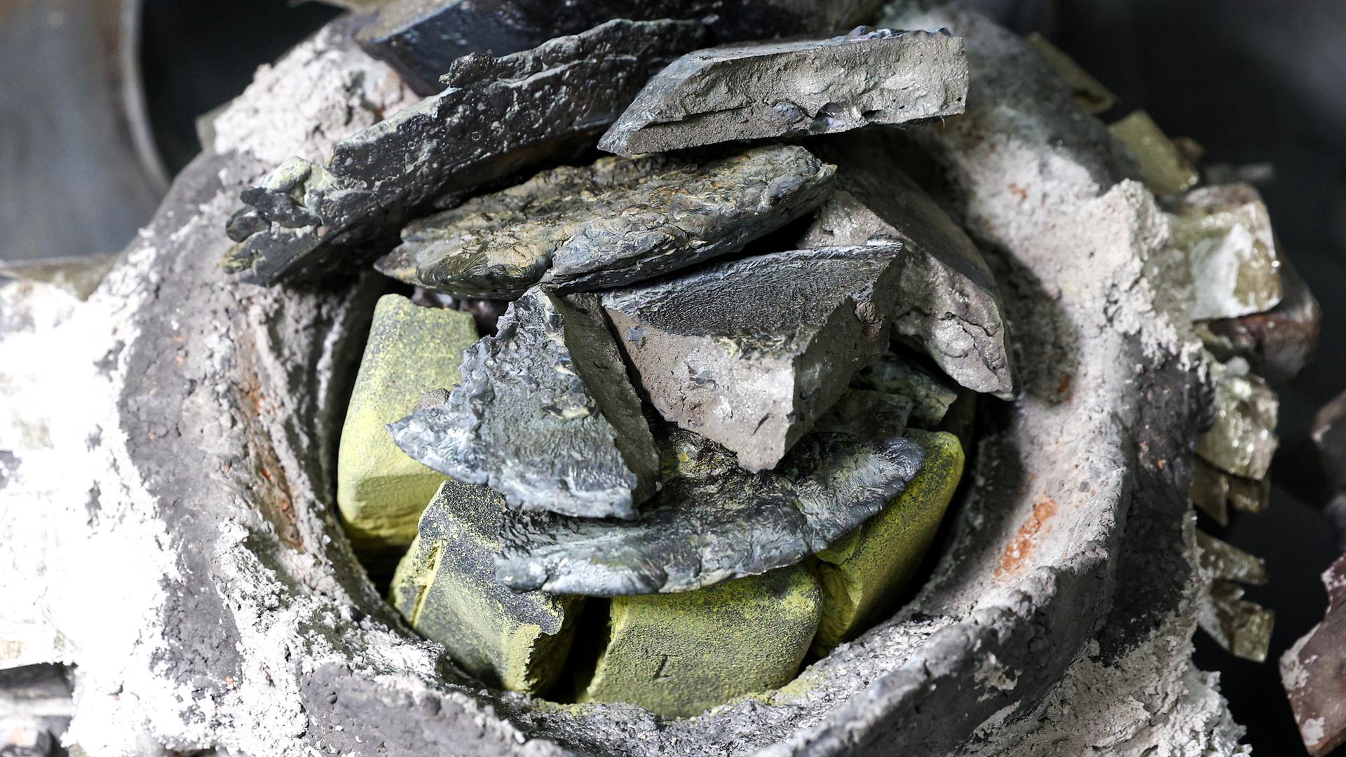 Eine Legierung, die Seltenerdmetalle (Lanthan, Cer, Praseodym, Neodym) enthält, bevor sie in einer Vakuuminduktionsschmelzanlage geschmolzen wird