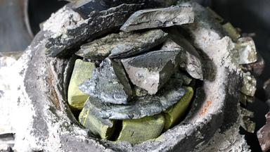 Eine Legierung, die Seltenerdmetalle (Lanthan, Cer, Praseodym, Neodym) enthält, bevor sie in einer Vakuuminduktionsschmelzanlage geschmolzen wird